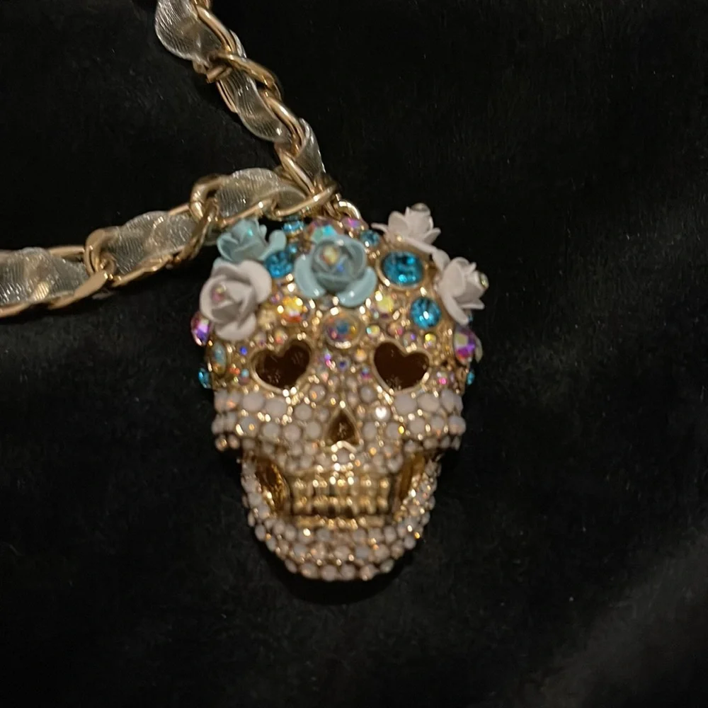 New with Tag Betsey Johnson Gold Sugar Skull blue and White Flowers necklace - Picture 6 of 10